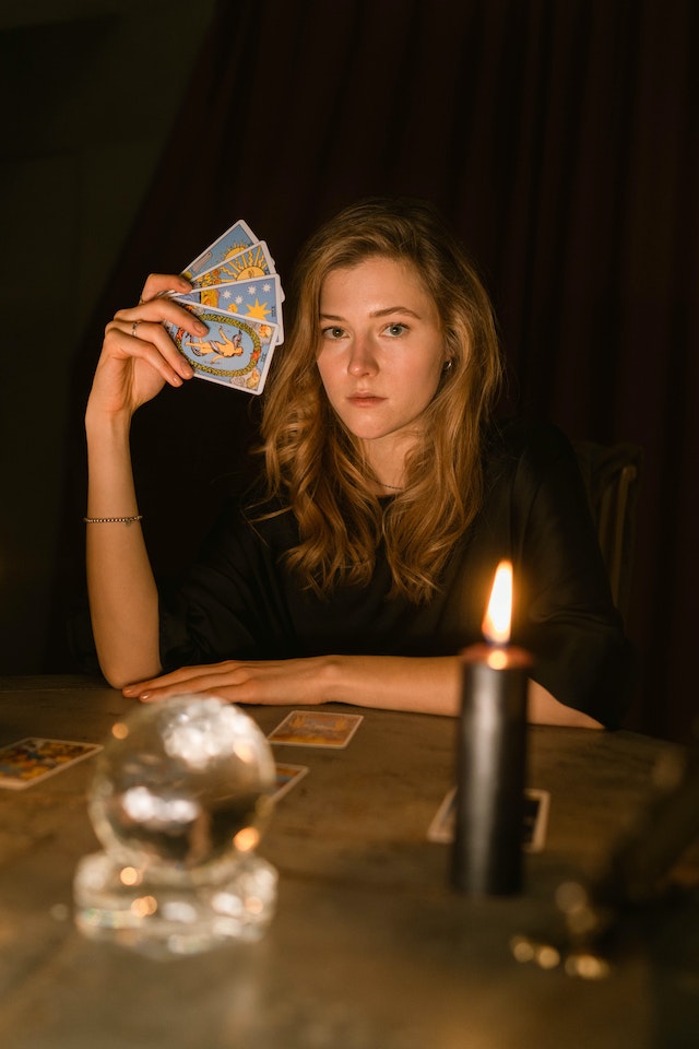 Un voyant doit-il tout dire ? Les secrets de la voyance révélés